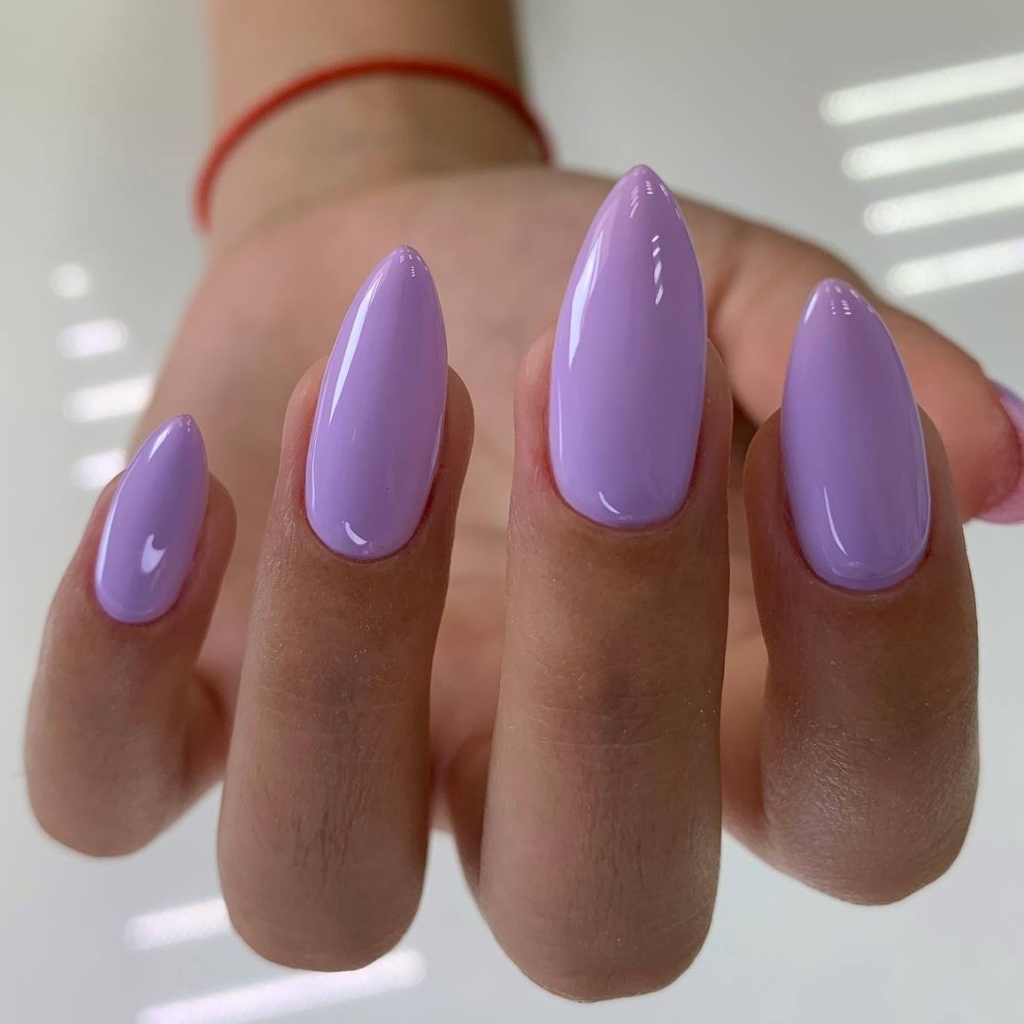 Наращивание ногтей с покрытием в один тон.