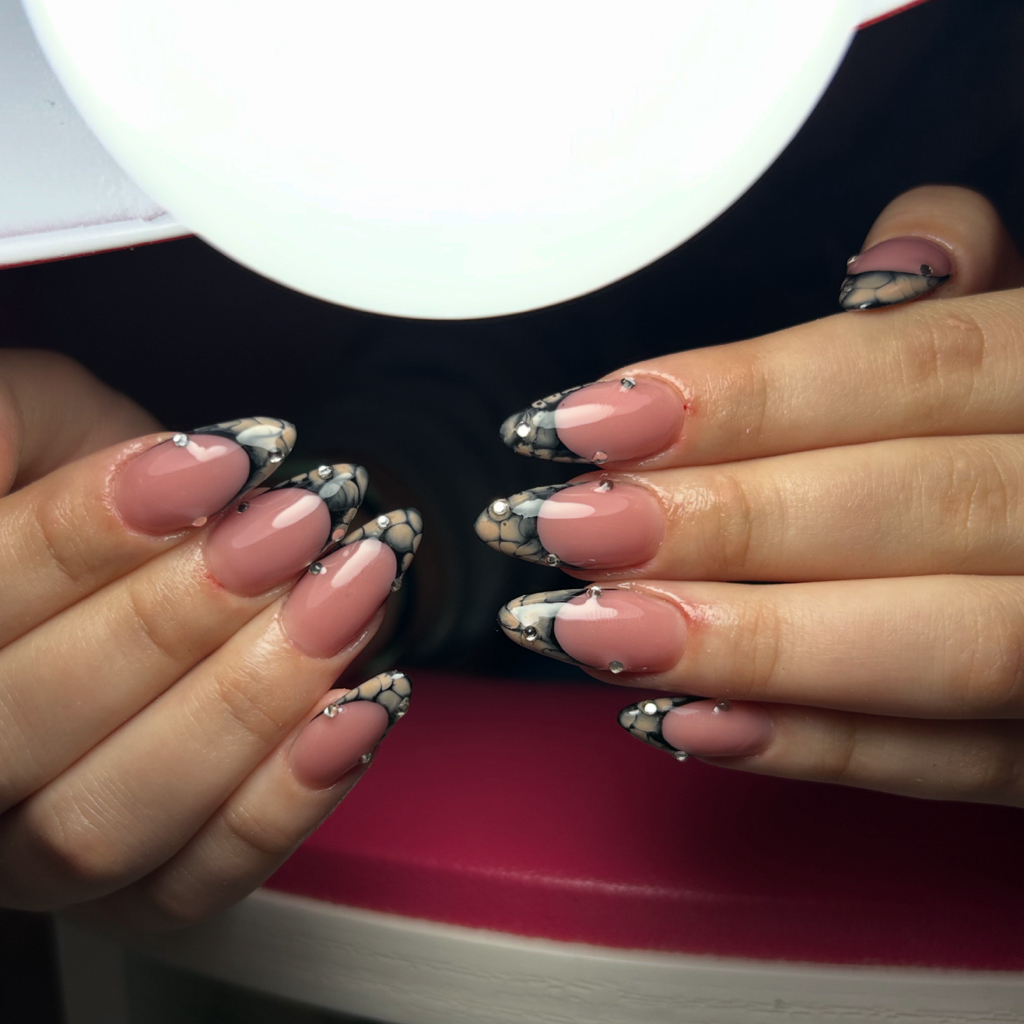 Наращивание ногтей и дизайн