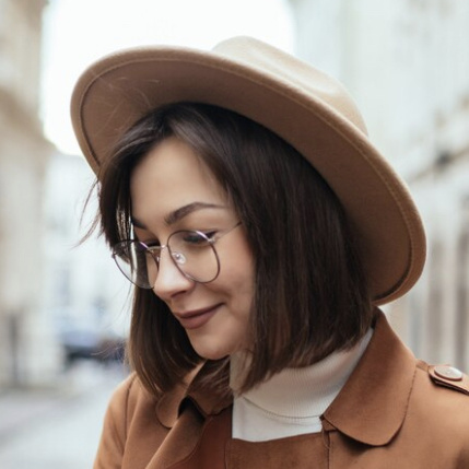 В один тон 15-30 см (до плеч)