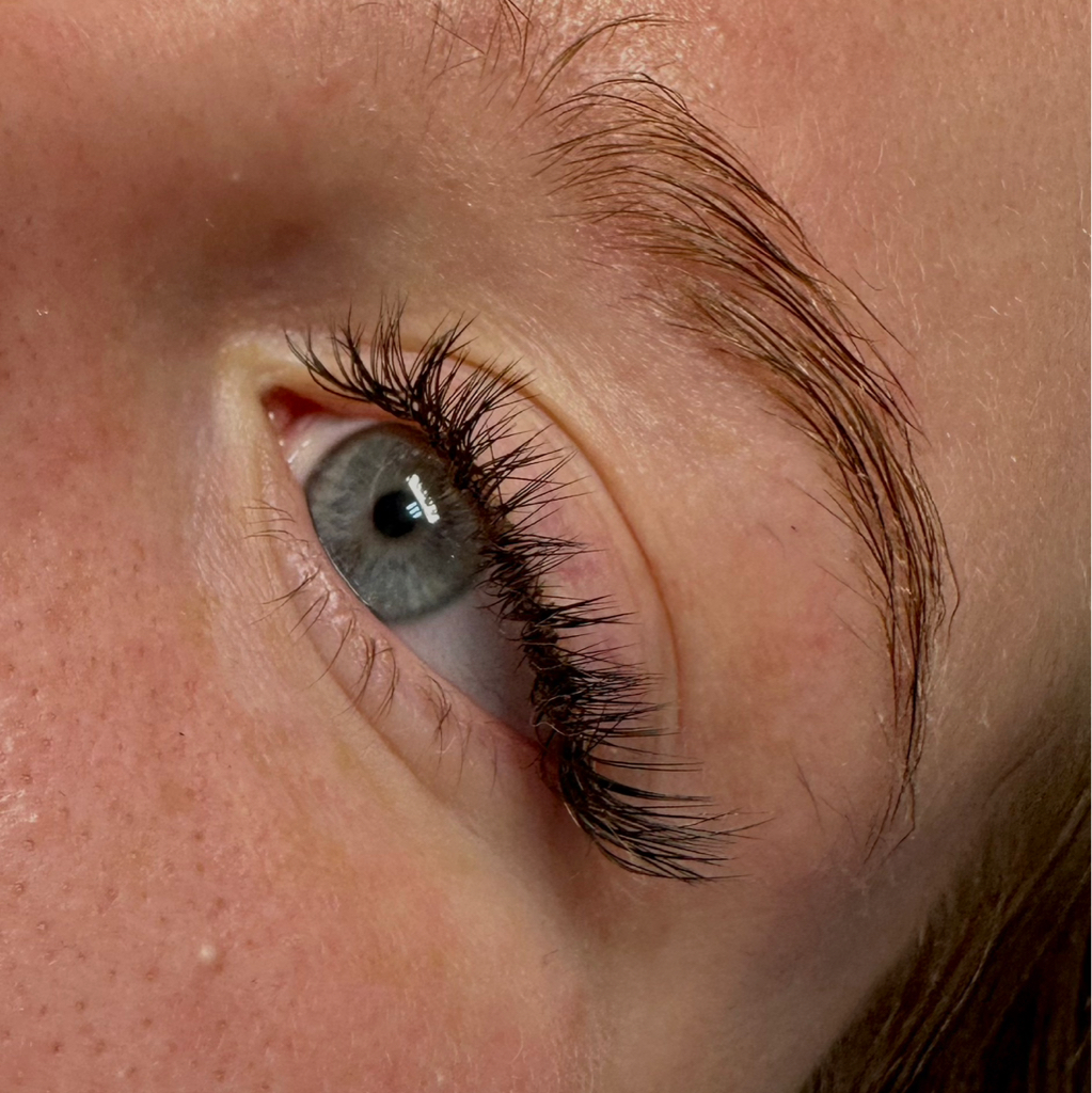 Наращивание ресниц классика