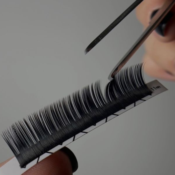 Коррекция наращенных ресниц классического объема