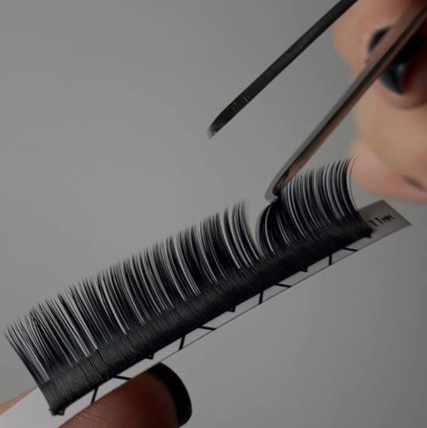 Коррекция наращенных ресниц двойного объема