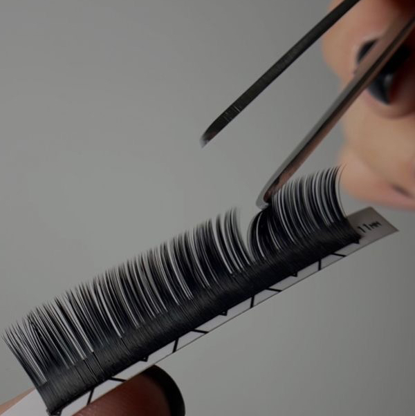 Коррекция наращенных ресниц полуторного объема