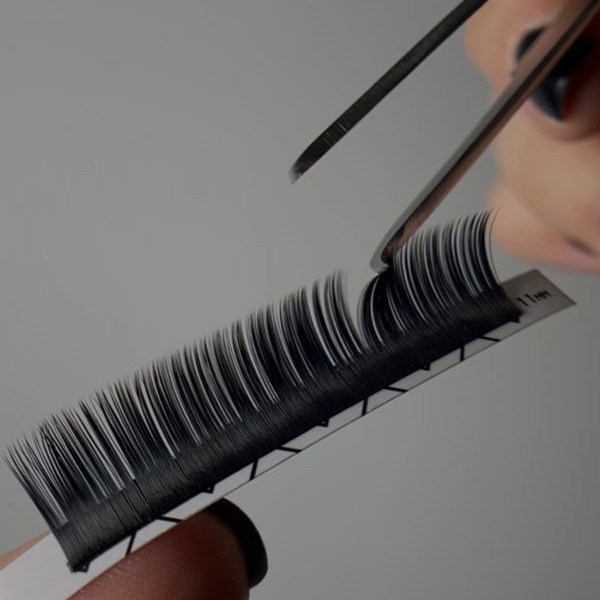 Коррекция наращенных ресниц 2,5 объема