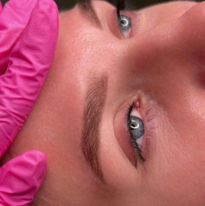 Коррекция и окрашивание бровей