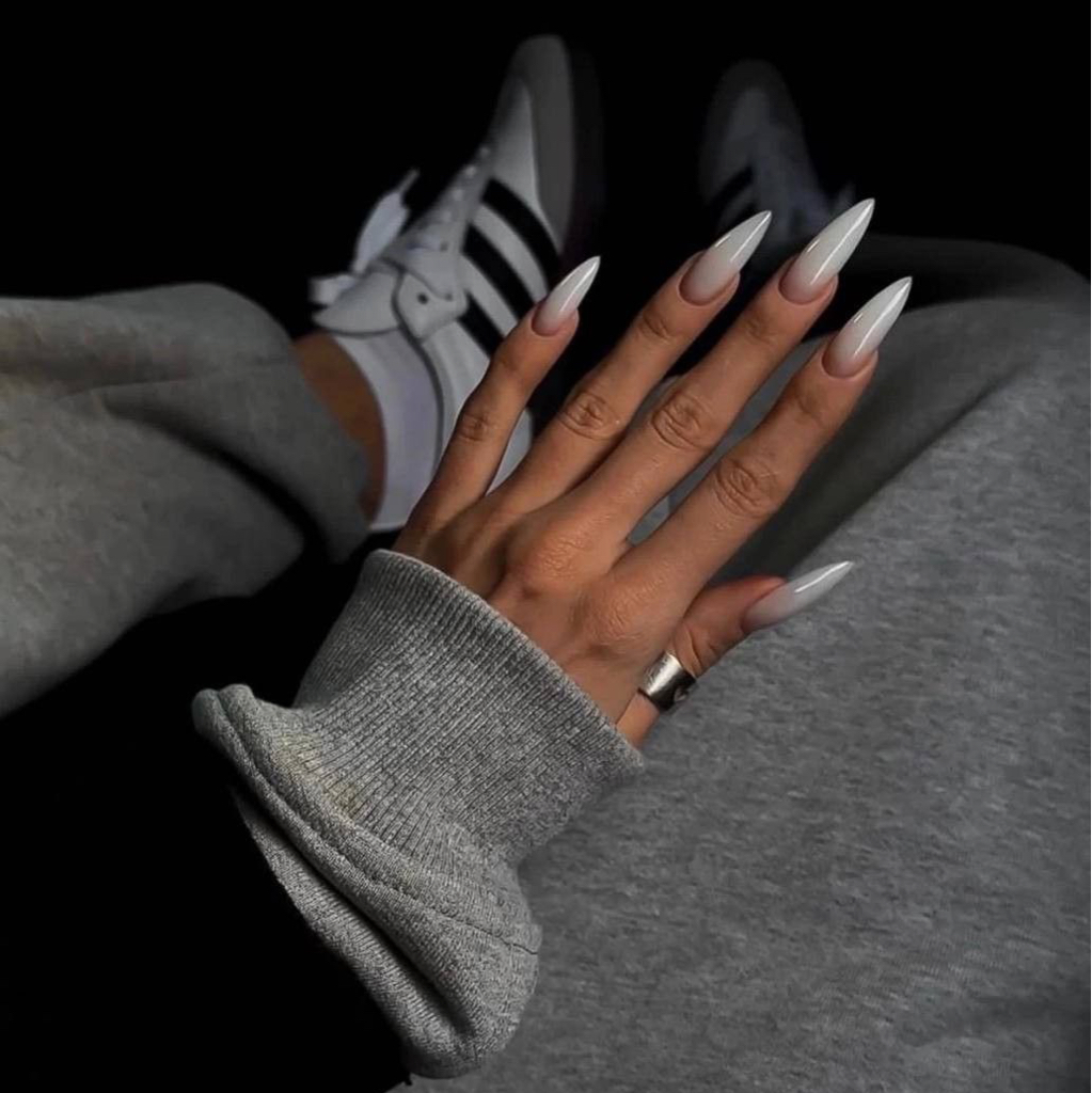 Маникюр на длинные ногти.