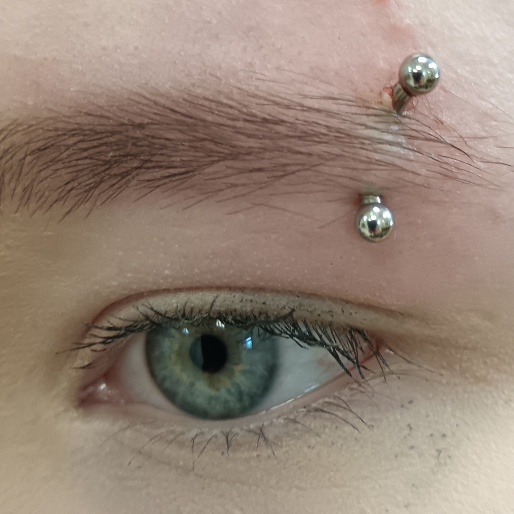 Прокол брови