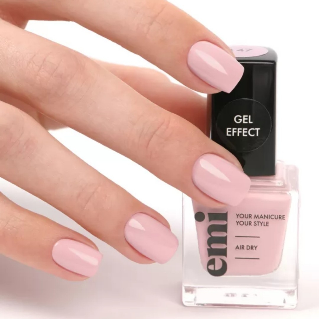 Покрытие прозрачным или нюдовым лаком при маникюре