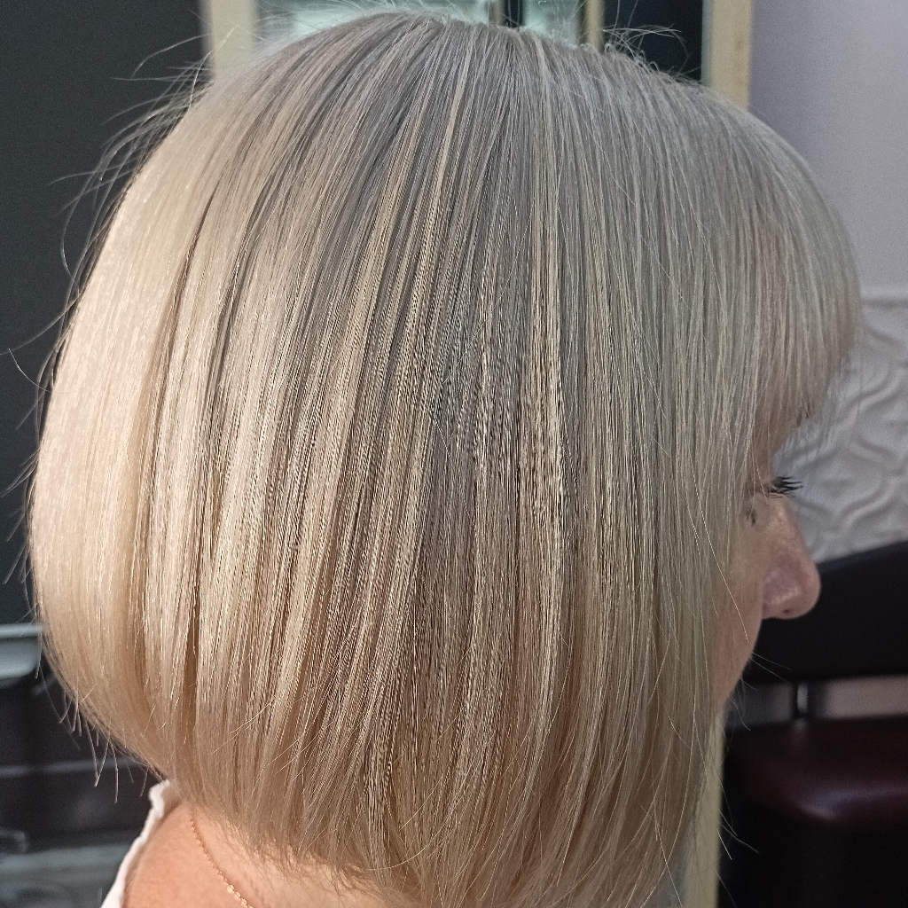 Тотал блонд (обесцвечивание волос + тонирование)