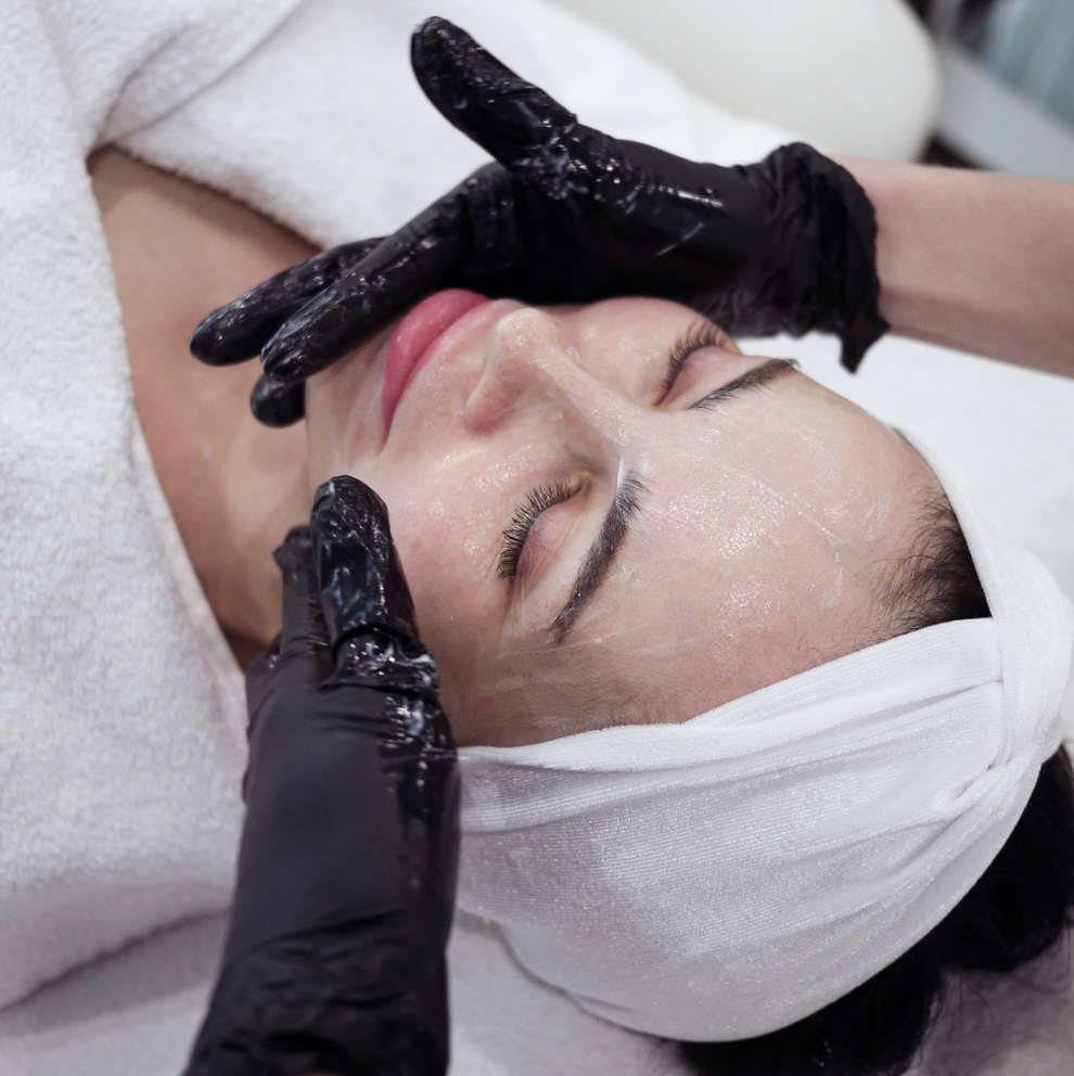 Комплексный уход: массаж лица + пилинг + маска, сыворотка