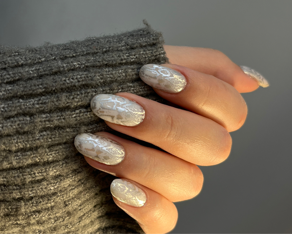 Маникюр с укреплением гелем и дизайном (френч, стемпинг, растяжка, слайдеры)