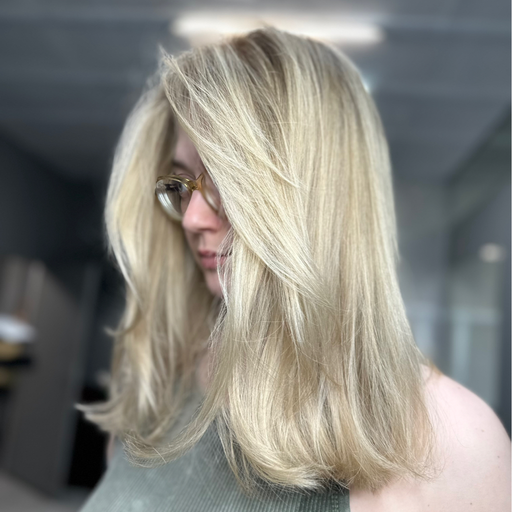 Сложное окрашивание(с осветлением и тонированием ) 
-Милирование. 
-Air touch. 
-Шатуш. 
-Балаяж.  
Длинные волосы до лопаток