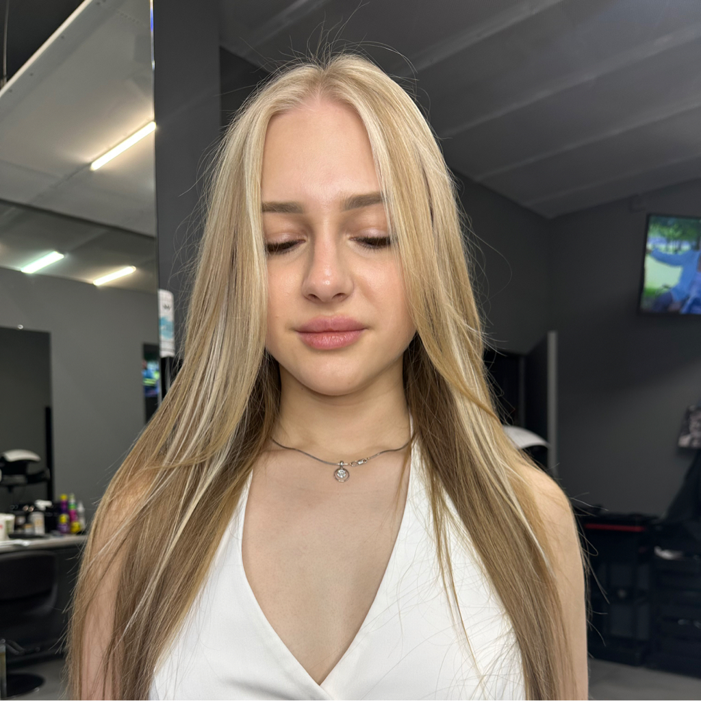 Контуринг у лица  Осветление нескольких прядей у лица для свежести образа.