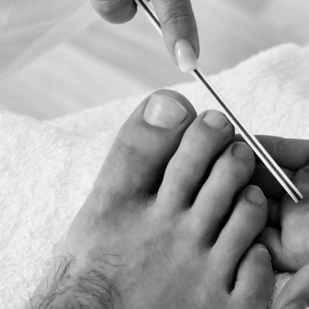 Мужской педикюр ( входит : обработка пальцев ног и обработка стопы смарт диском).