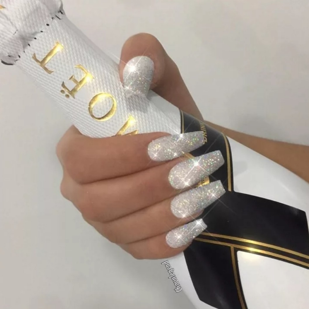 Дизайн:глиттер, светоотражающие,топы с эффектами.