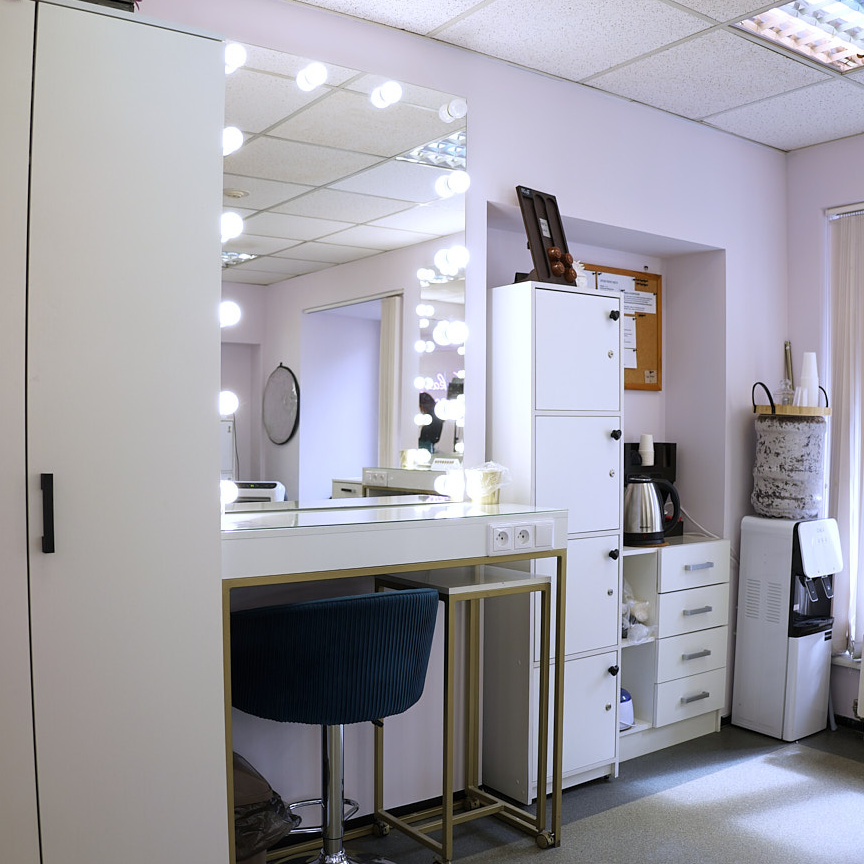 Место 2. Справа от окон.