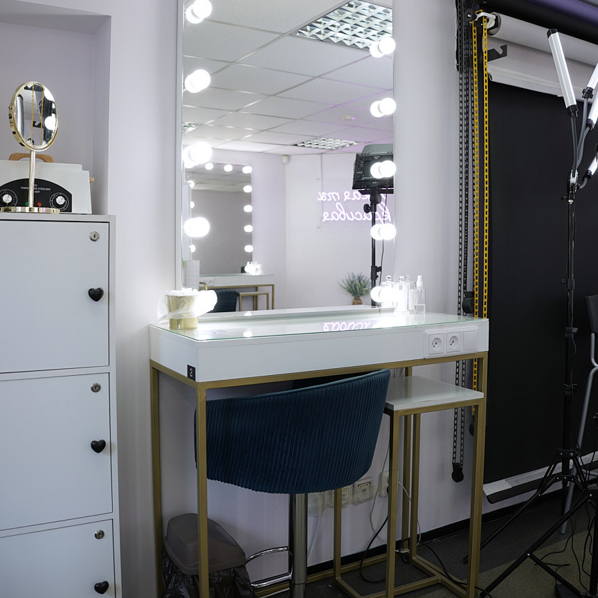 Место 1. Слева от окон.