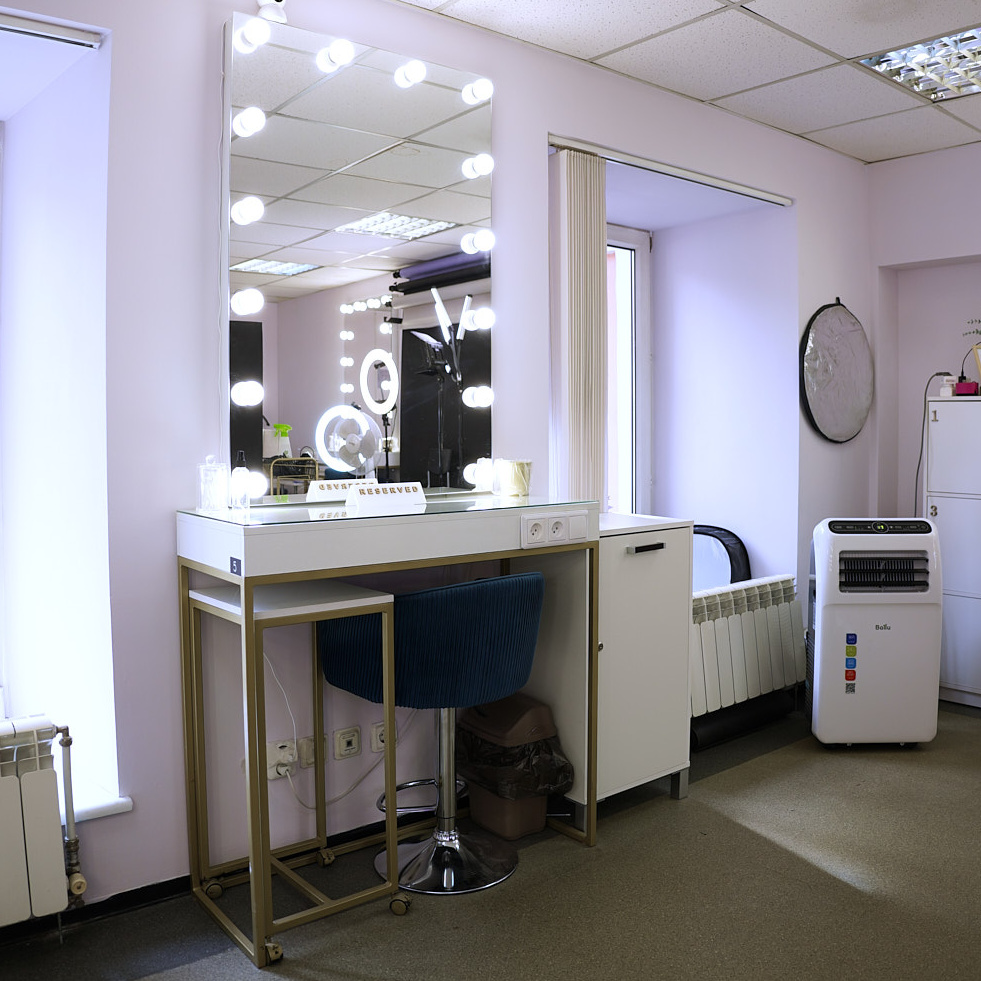 Место 5. Между окон