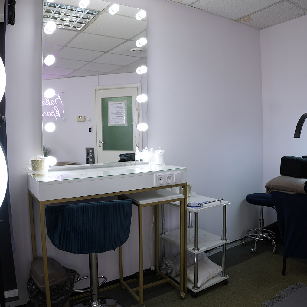 Место 4. У кушетки.