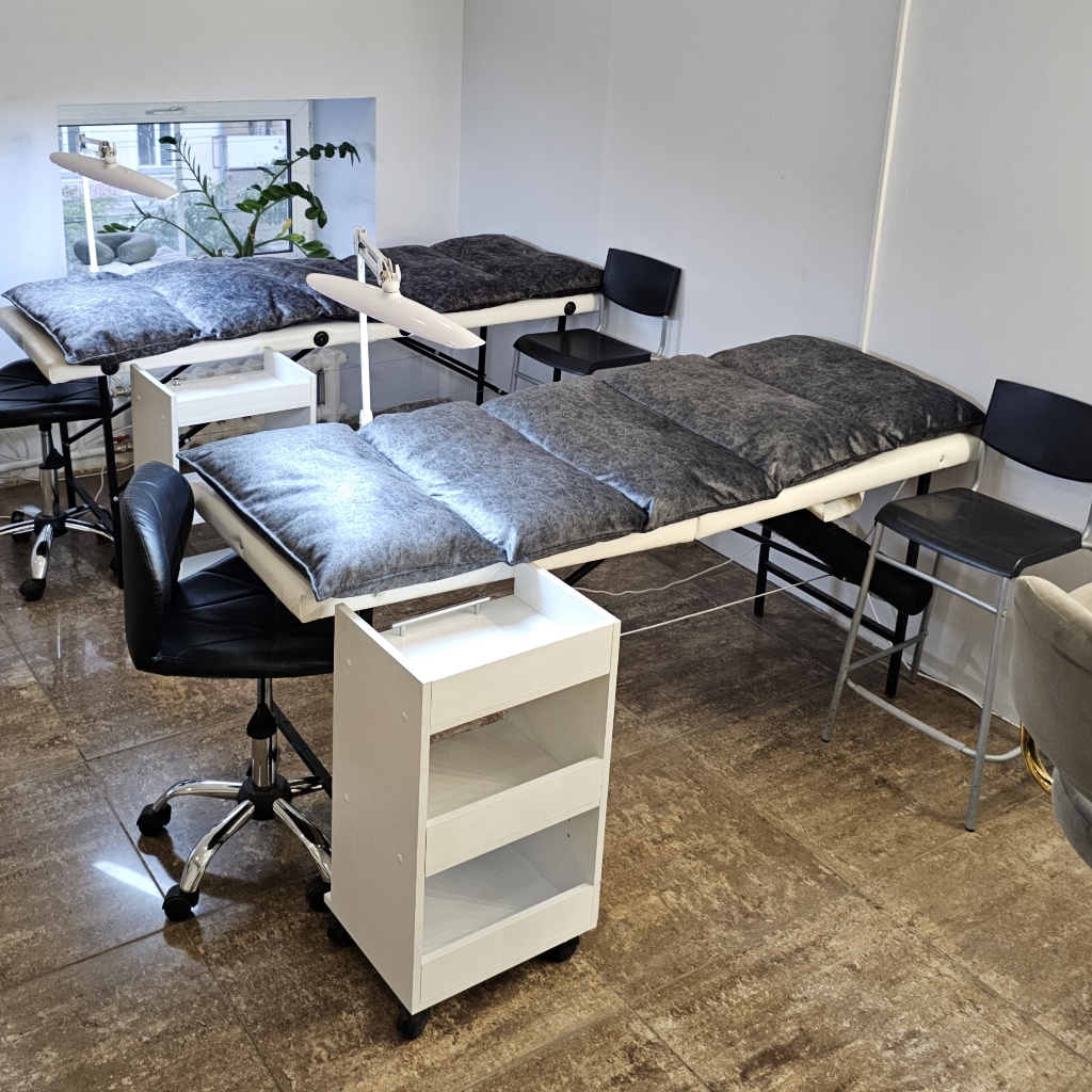 1 Кушетка (слева, у окна)