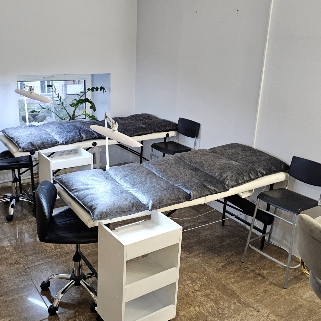 1 Кушетка (слева, у окна). 1 час