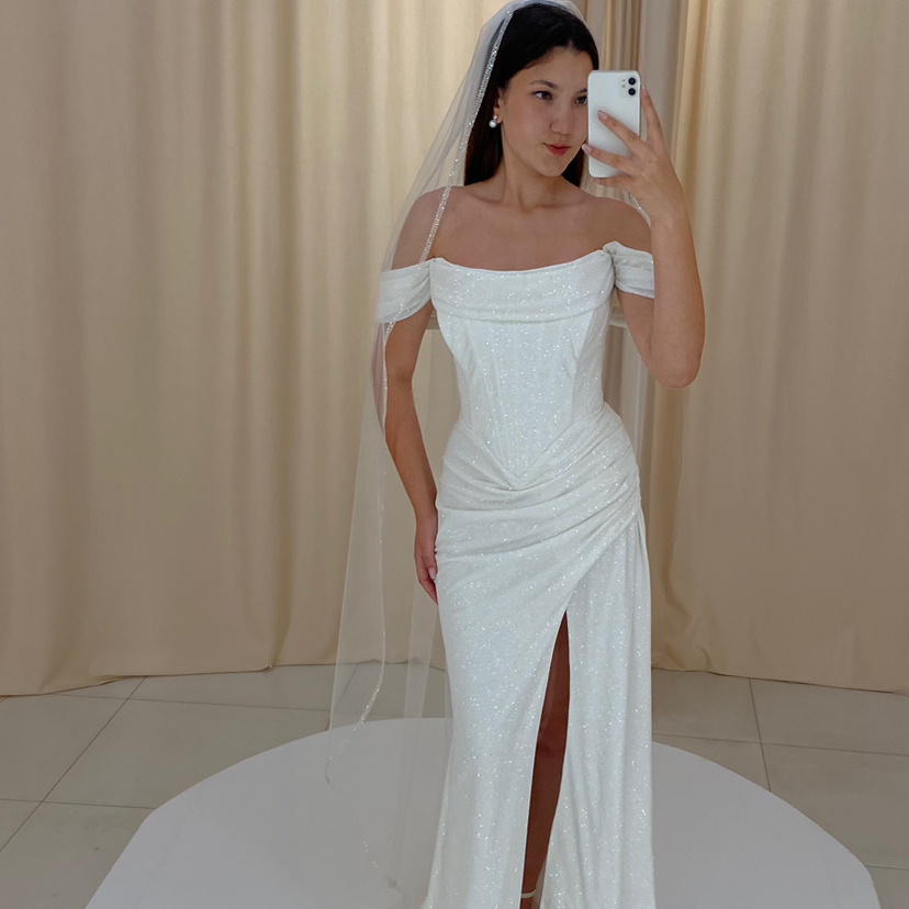 Примерка свадебного платья не пышной серии стоимостью до 35000₽