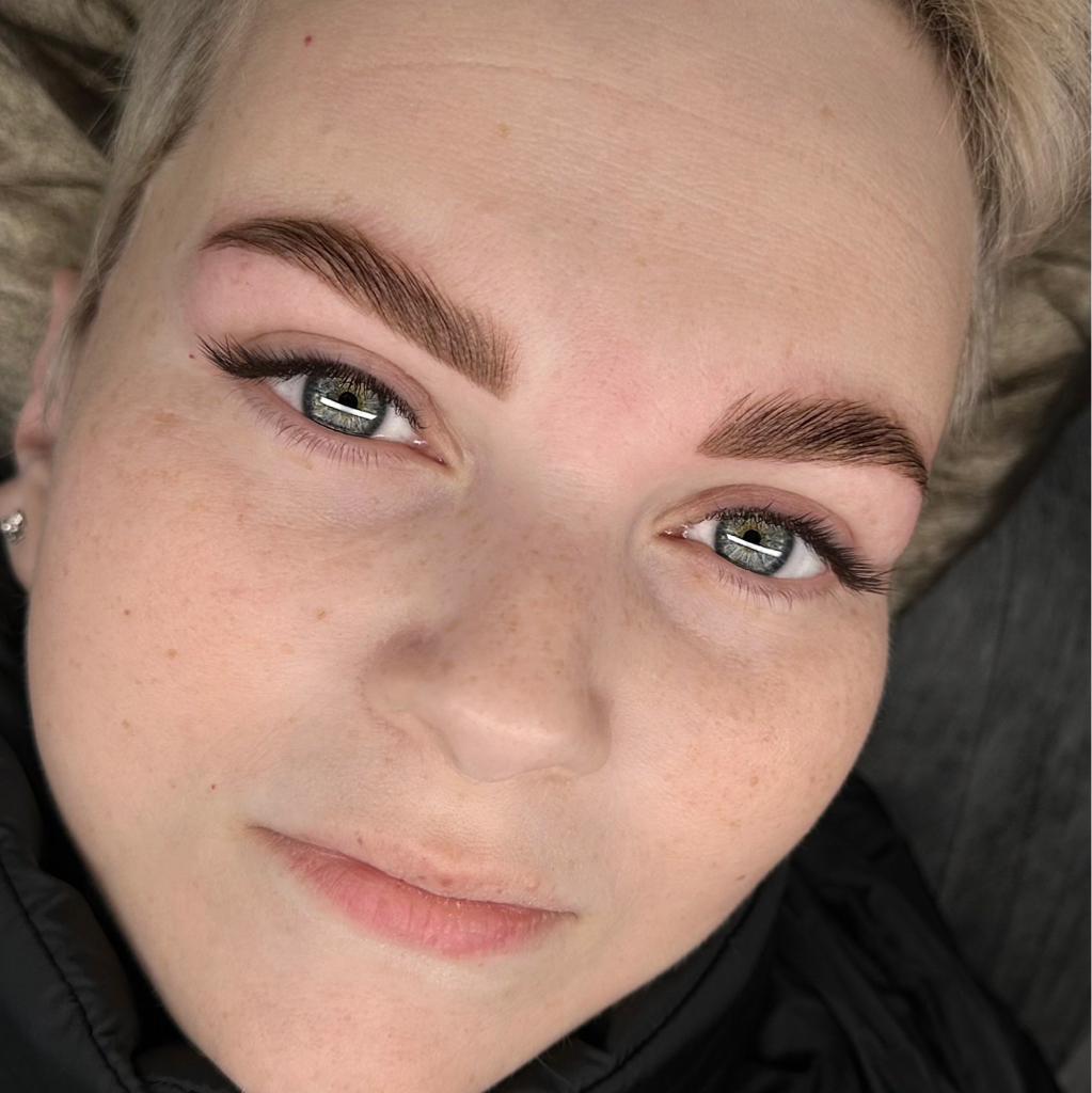 Архитектура бровей - 2000₽   (форма, коррекция воск, окрашивание)