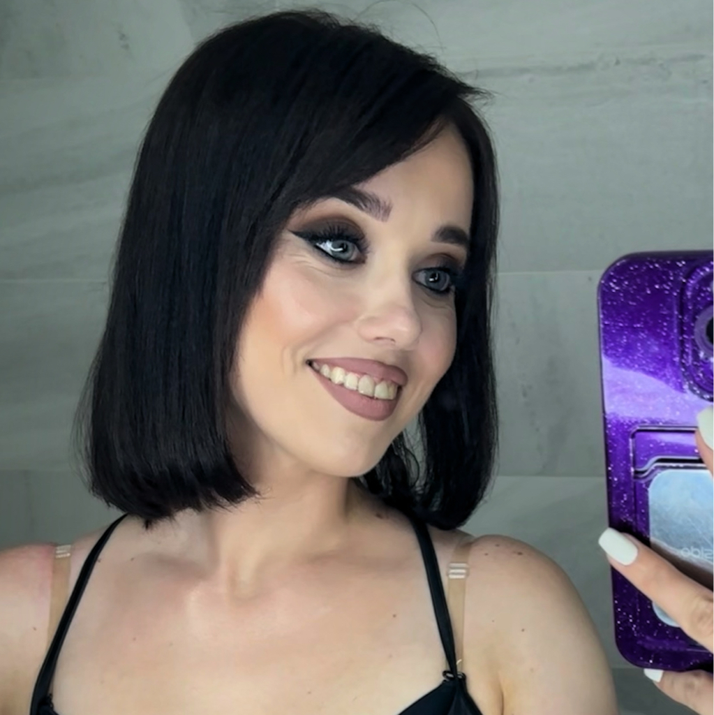 Окрашивание в тон ,волосы средней длины (по плечи)