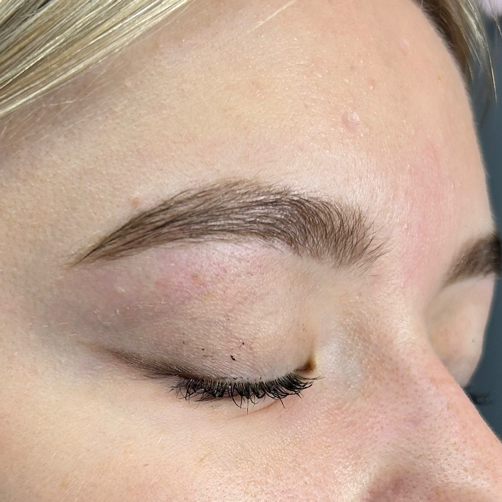 Окрашивание бровей