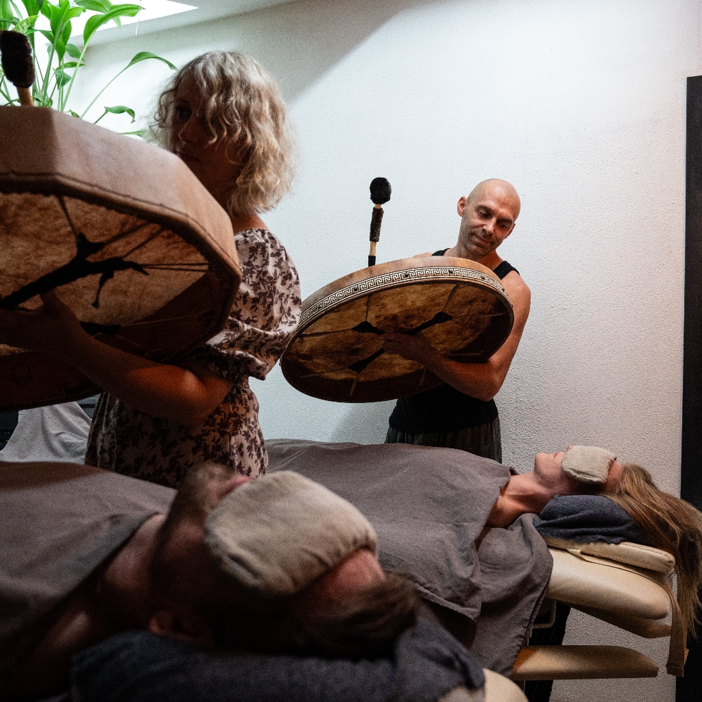 "КЕДРОВЫЙ ДУЭТ" для ДВОИХ Аромафитотерапия в кедровой бочке + массаж общий + виброакустический массаж этническими инструментами+