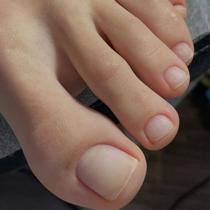 Экспресс педикюр (обработка пальчиков + прозрачное покрытие лечебным лаком по желанию клиента)