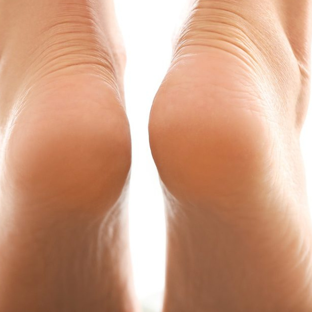 •Curățarea tălpilor (include scrub și cremă) 
•Уход за стопами (включает скраб и крем)