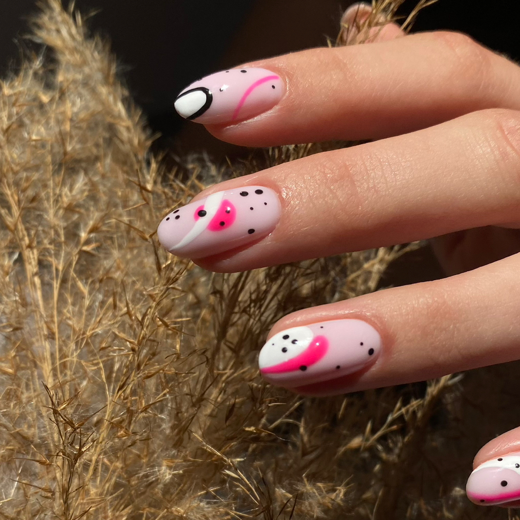 Маникюр с укреплением длинны более 4 мм или с дизайном от 3 ногтей