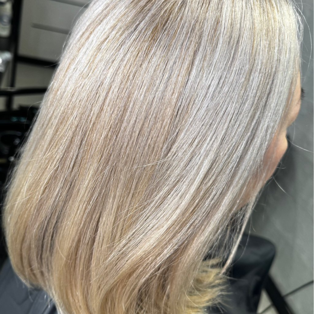 Осветление Корней средних волос  блонд