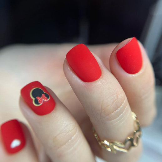 Маникюр и покрытие гель лаком в один тон , короткие ногти