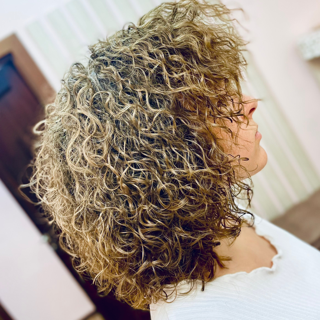 Завивка волос средней длины