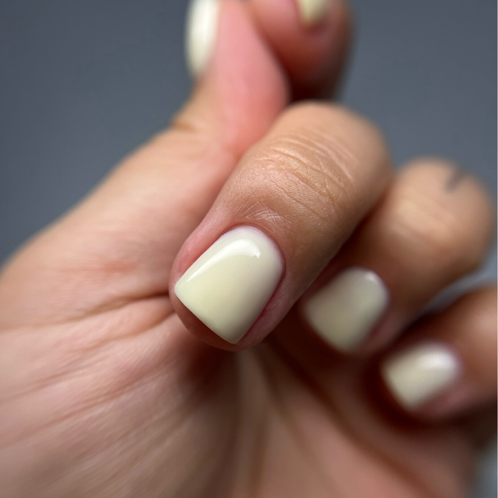 маникюр с покрытием и укреплением структурным гелем