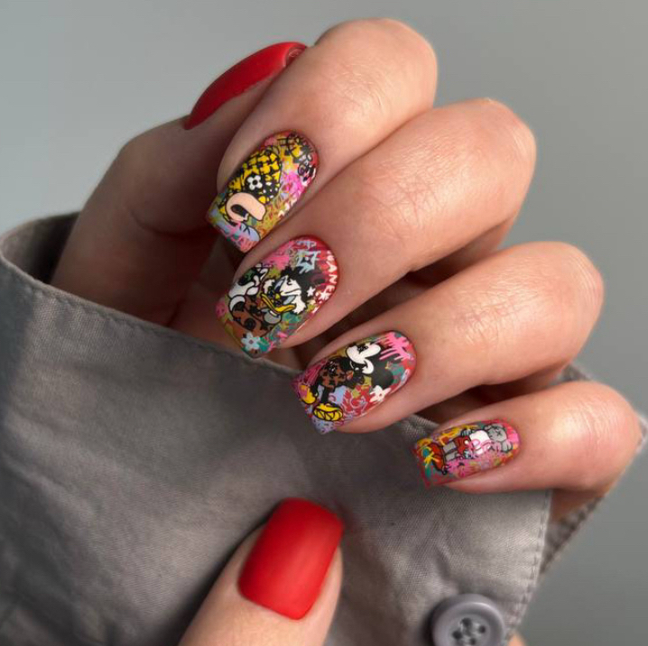 маникюр с покрытием и дизайном