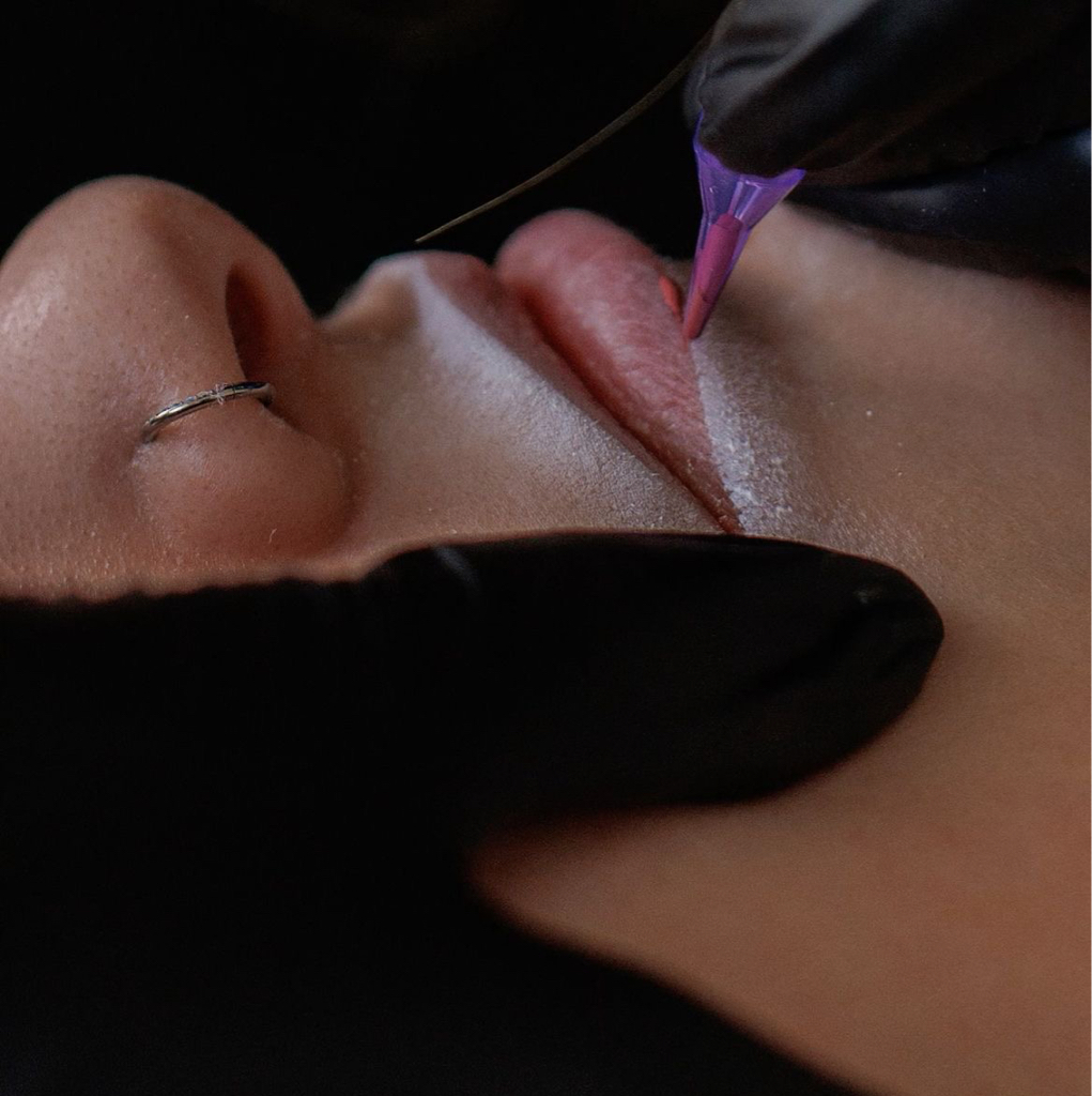 2. Закрепляющая коррекция ПМ бровей или губ спустя 1,5 мес после первичного напыления (моей работы)