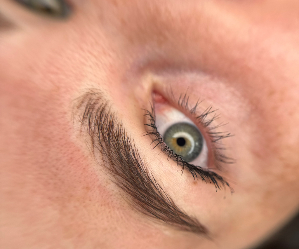 Коррекция перманентного макияжа бровей в волосковой технике