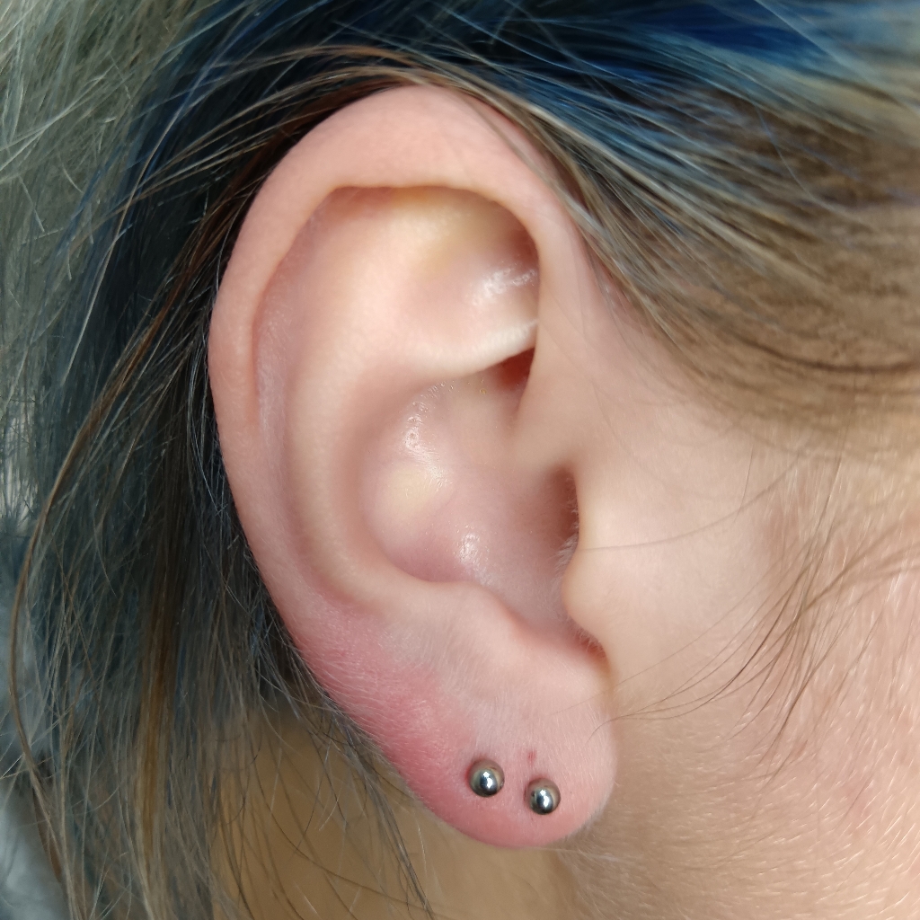Прокол 2 мочек ушей иглами