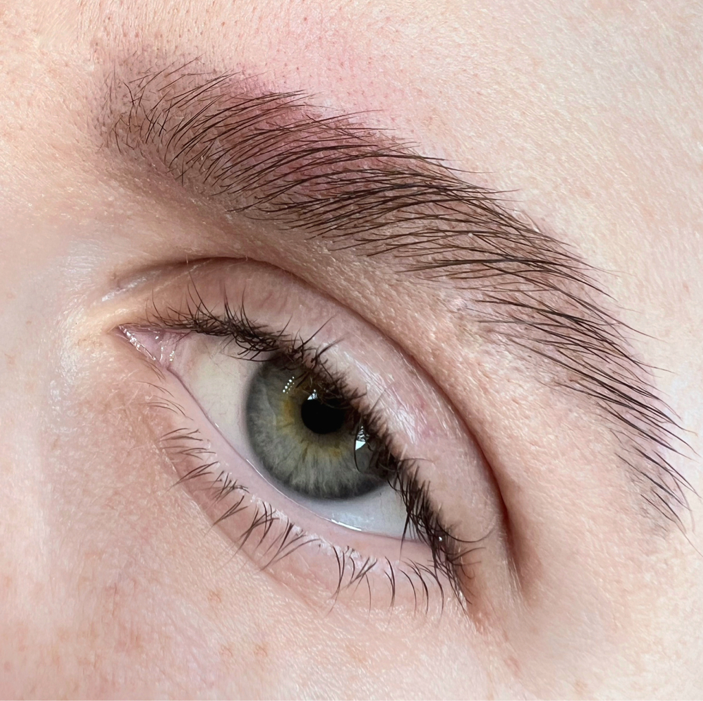 Коррекция бровей (пинцет/воск)