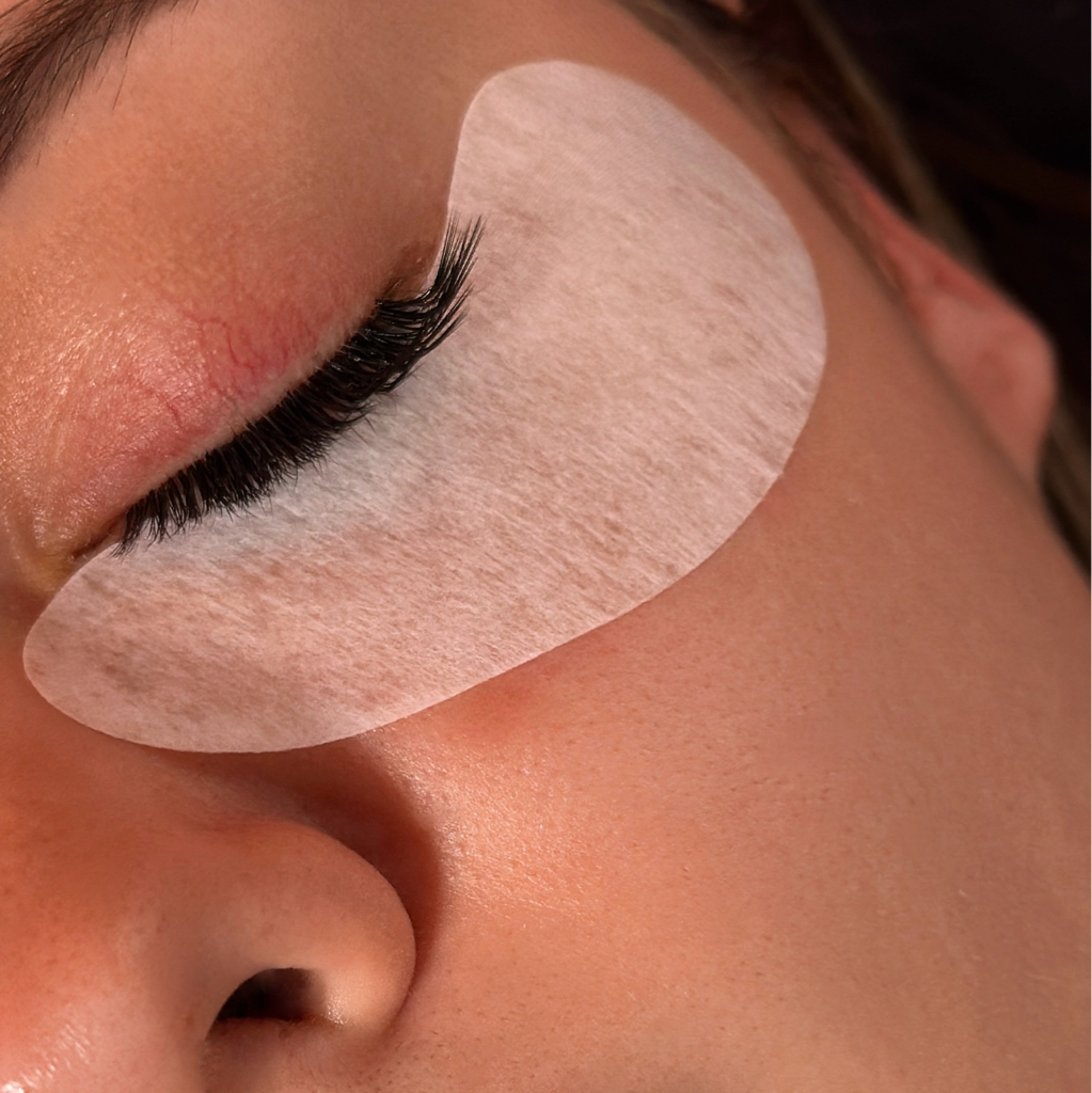 Снятие наращенных ресниц