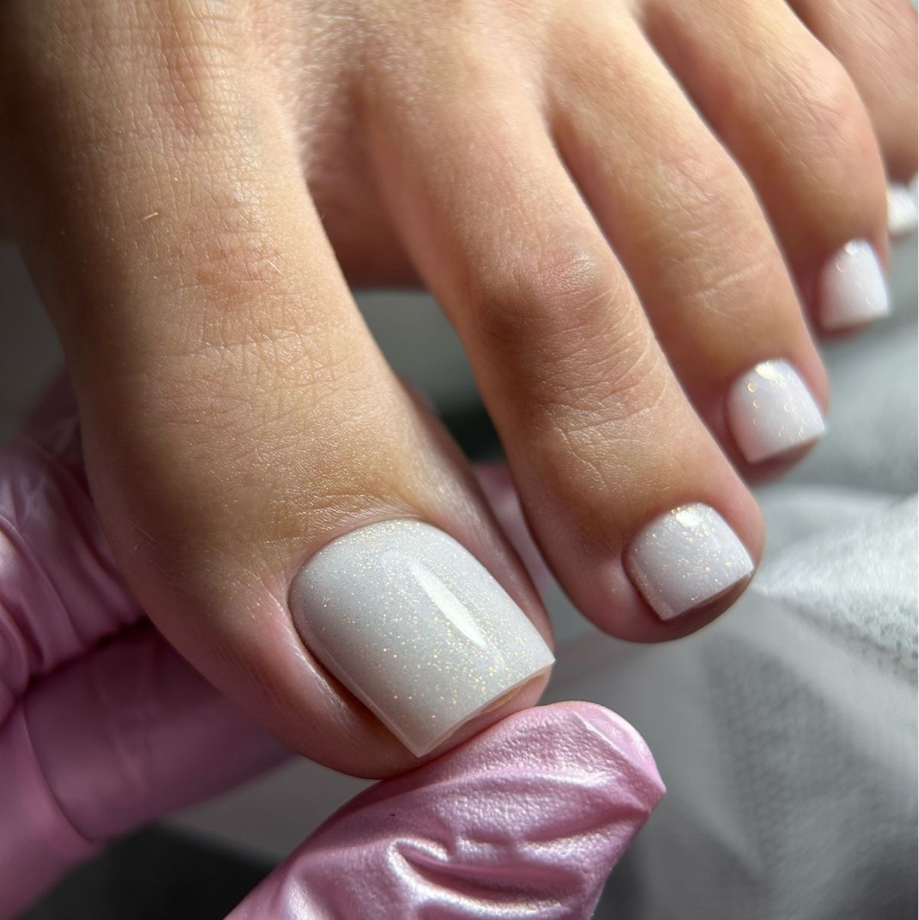 Педикюр с однотонным покрытием