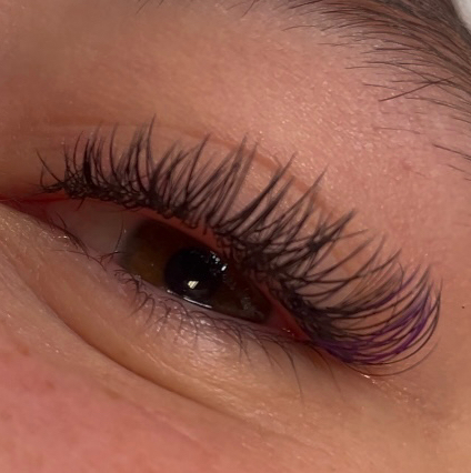 Наращивание цветных ресниц