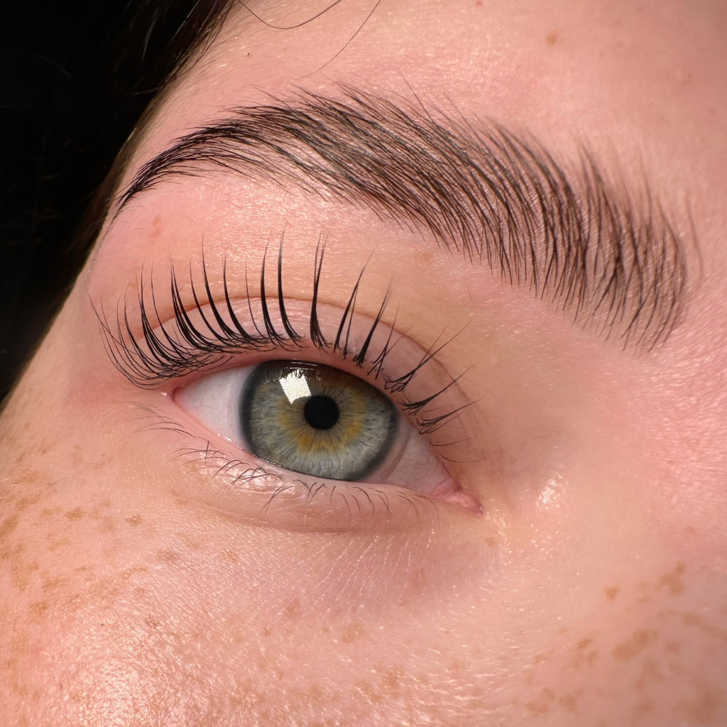 Комплекс ламинирование ресниц/коррекция и окрашивание бровей