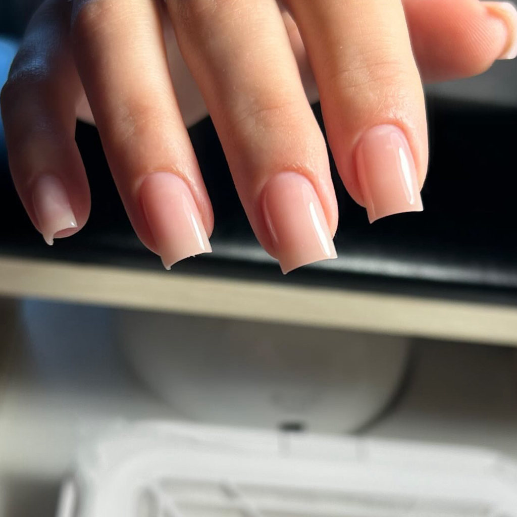 Маникюр с однотонным покрытием гель - лак