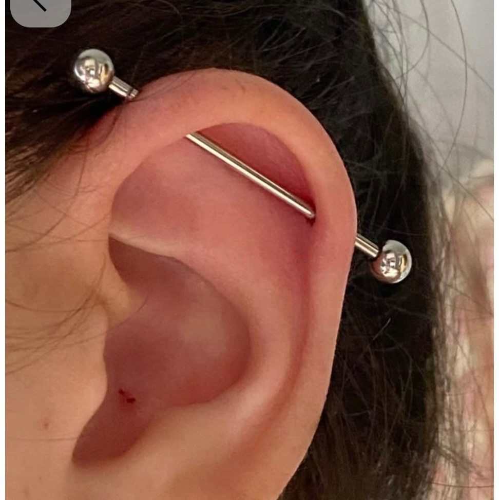 Пирсинг хряща уха -индастриал(двойной прокол )