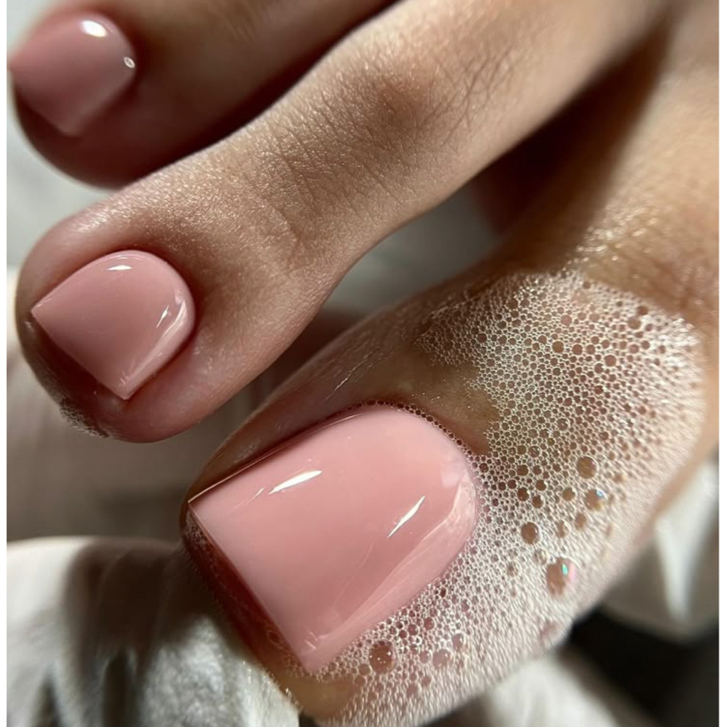 Педикюр (покрытие гель-лаком в один тон+обработка стопы и пальчики)