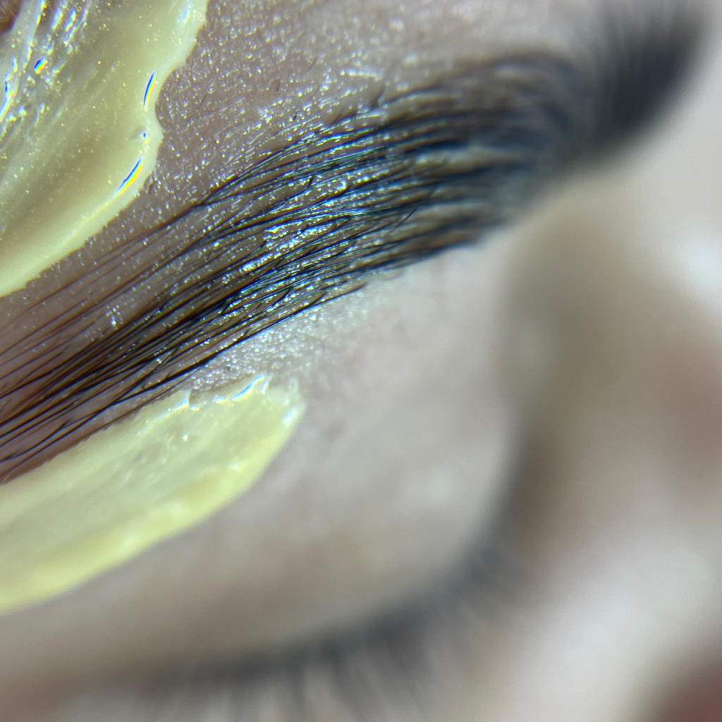 Коррекция бровей